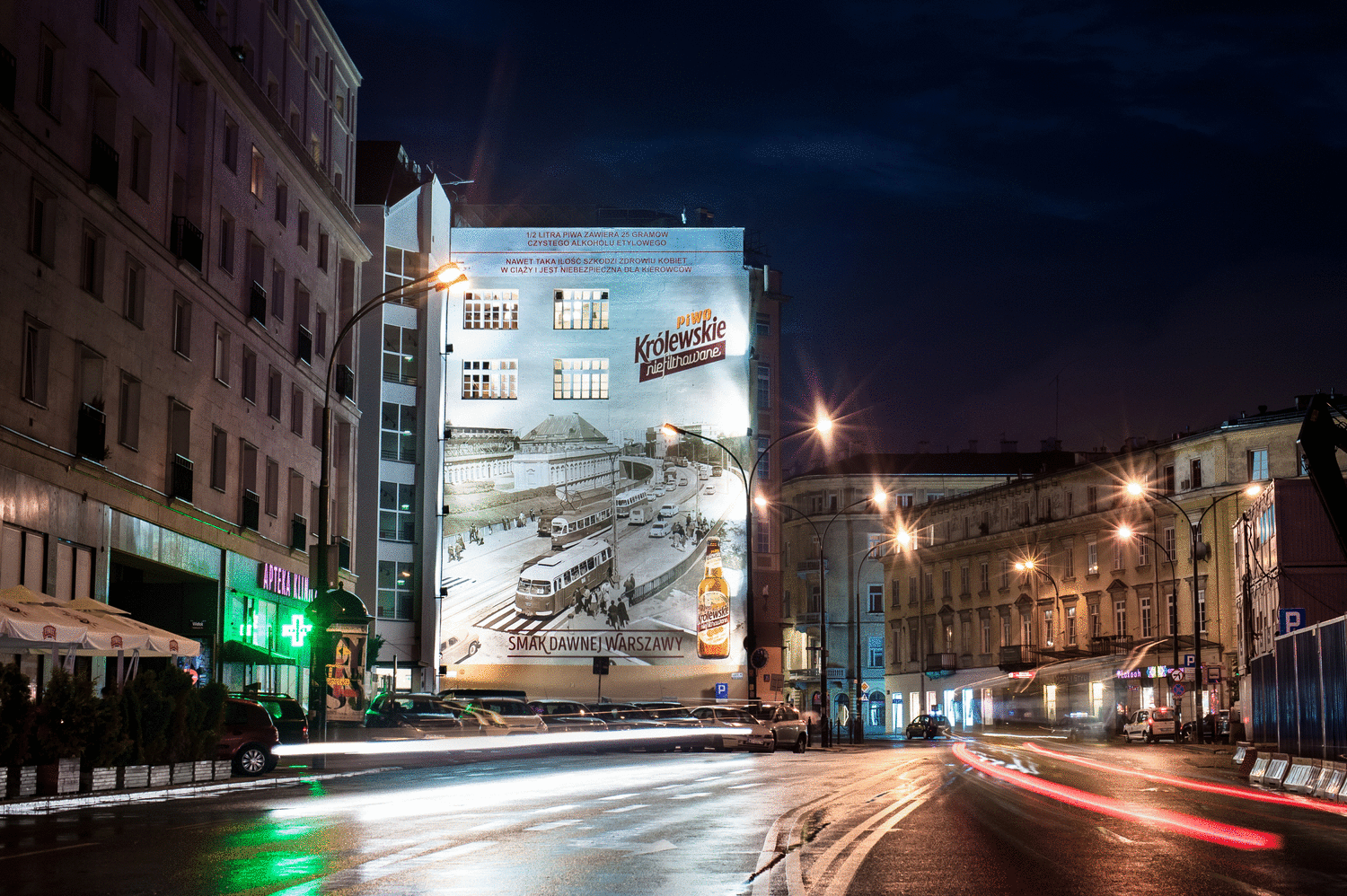 Das Mural als Werbung des Biers Królewskie Nicht filtriert in Warschau, Brackia 25, in der Nacht | Krolewskie niefiltrowane | Portfolio