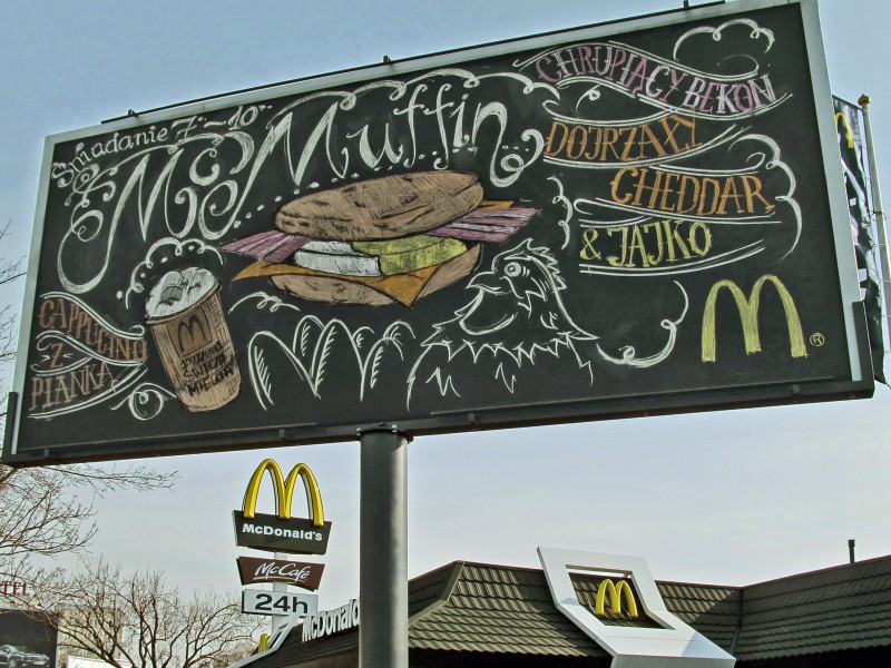 Oferta śniadaniowa dla McDonald's Kredowe Menu mural w Warszawie | Billboard malowany kredą na zlecenie McDonald's | Portfolio