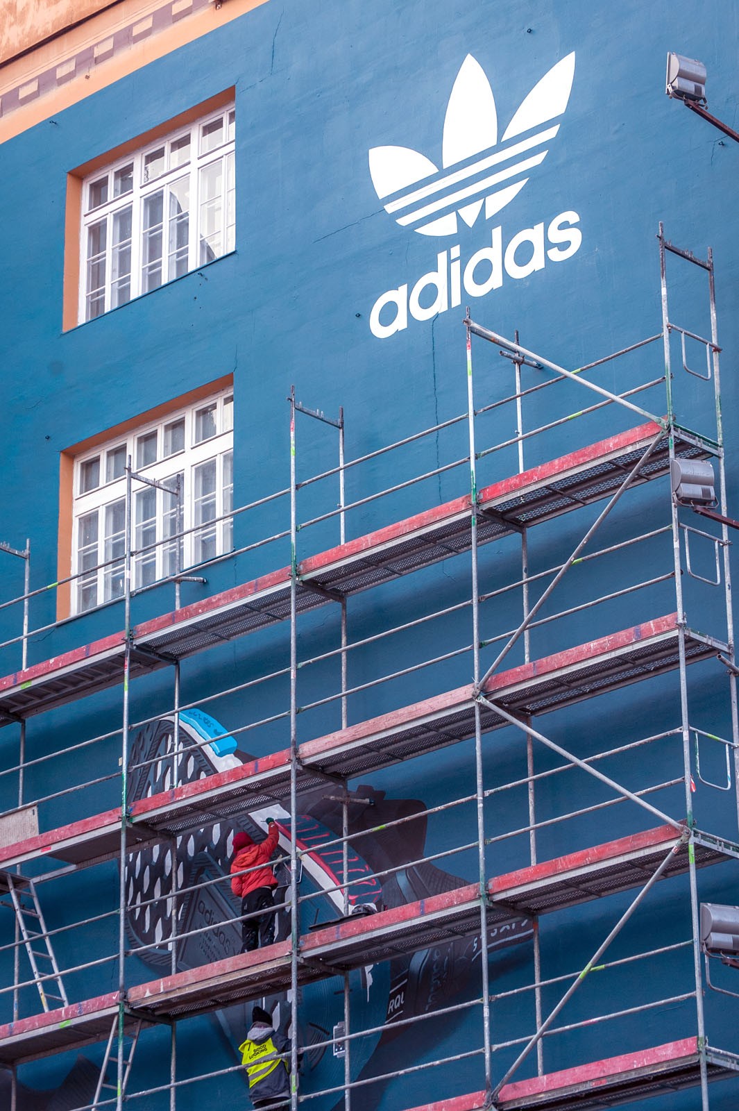 Logo adidas Originals na muralu w Warszawie przedstawiającym premierę butów NMD | muralowa reklama premiery NMD adidas Originals | Portfolio