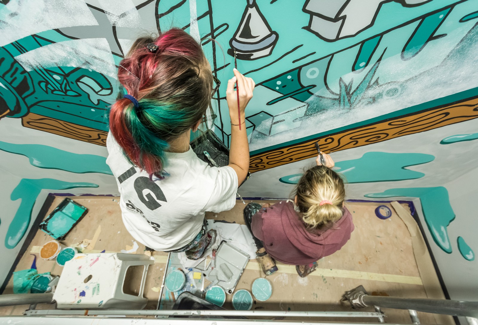 Artists painting a wall design for Deloitte inside the Q22 building in Warsaw | Malowanie na zlecenie Deloitte | Portfolio
