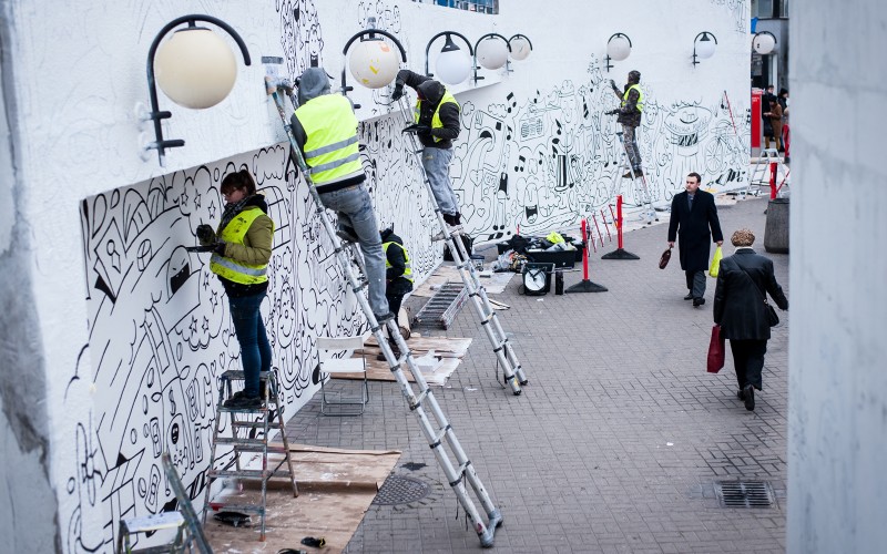 Artyści maluja mural Make Some Noizz na patelni Metro Centrum w Warszawie | Make some Noizz | Portfolio