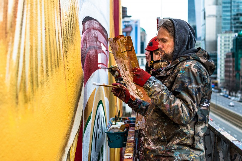 Artyści malują mural z okazji 150 lat marki Heinz przy ulicy Chmielnej | 150 lat marki Heinz | Portfolio
