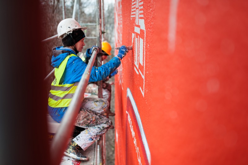 Artyści malujący mural na warszawskim Powiślu przy ulicy Tamka na zlecenie Grupy Żywiec | Murale w kilku miejscach Warszawy - Królewskie | Portfolio