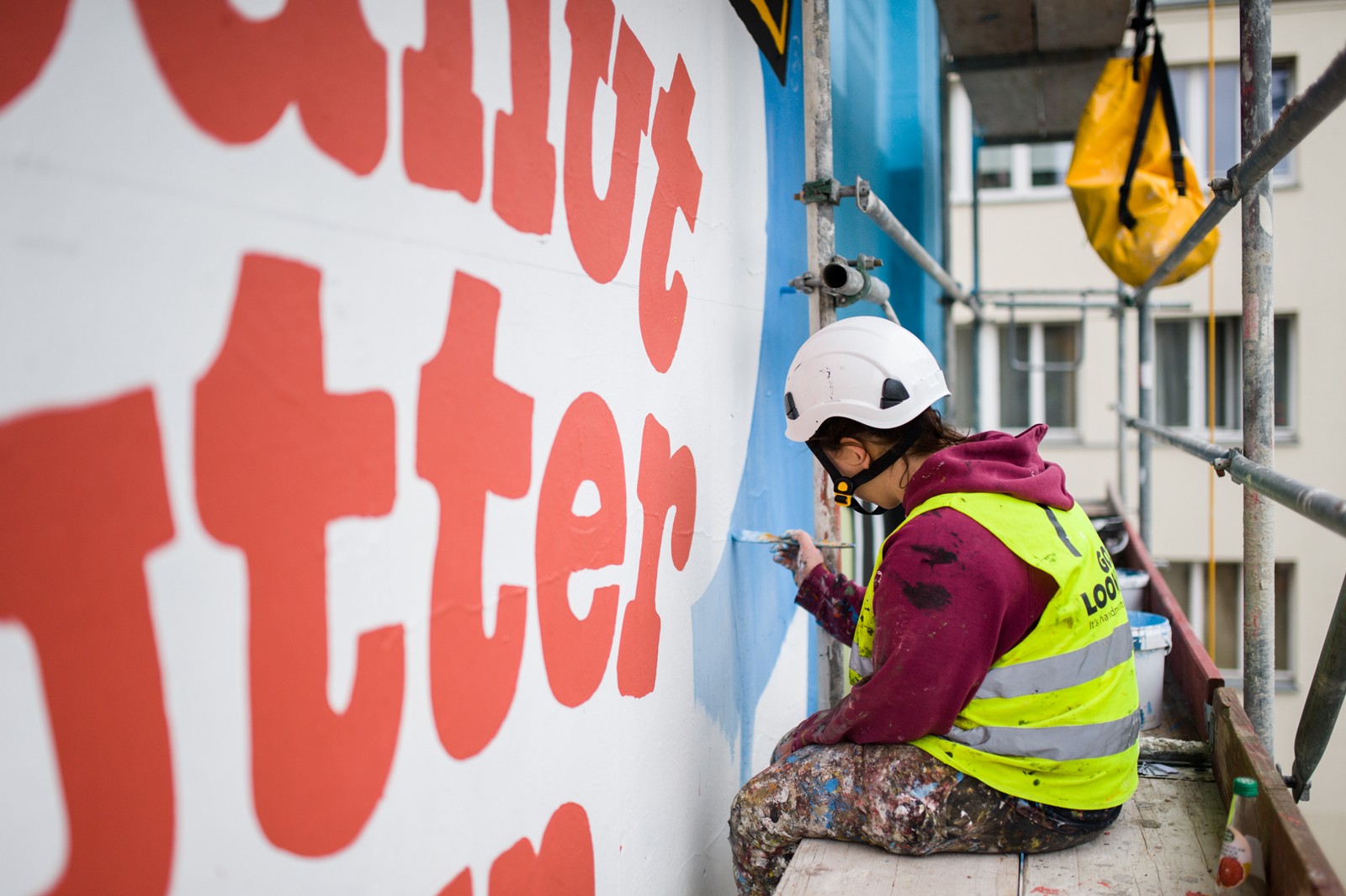 Artyści malujący mural przy Metrze Politechnika w Warszawie na zlecenie Unilever | Premiera Ben&Jerry - kilka murali w Polsce | Portfolio