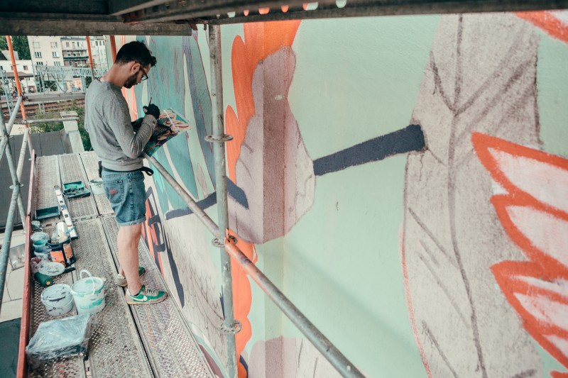Artysta malujący mural w Gdyni na ulicy Morskiej 2 podczas kampanii reklamowej marki Costa Coffee | kampania murali dla Costa Coffee - Polscy ilustratorzy | Portfolio