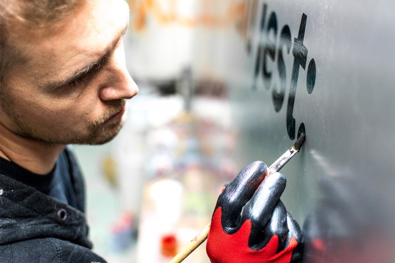 Artysta maluje mural dla marki Coca Cola przy ulicy Targowej w Warszawie | Ikona powraca | Portfolio