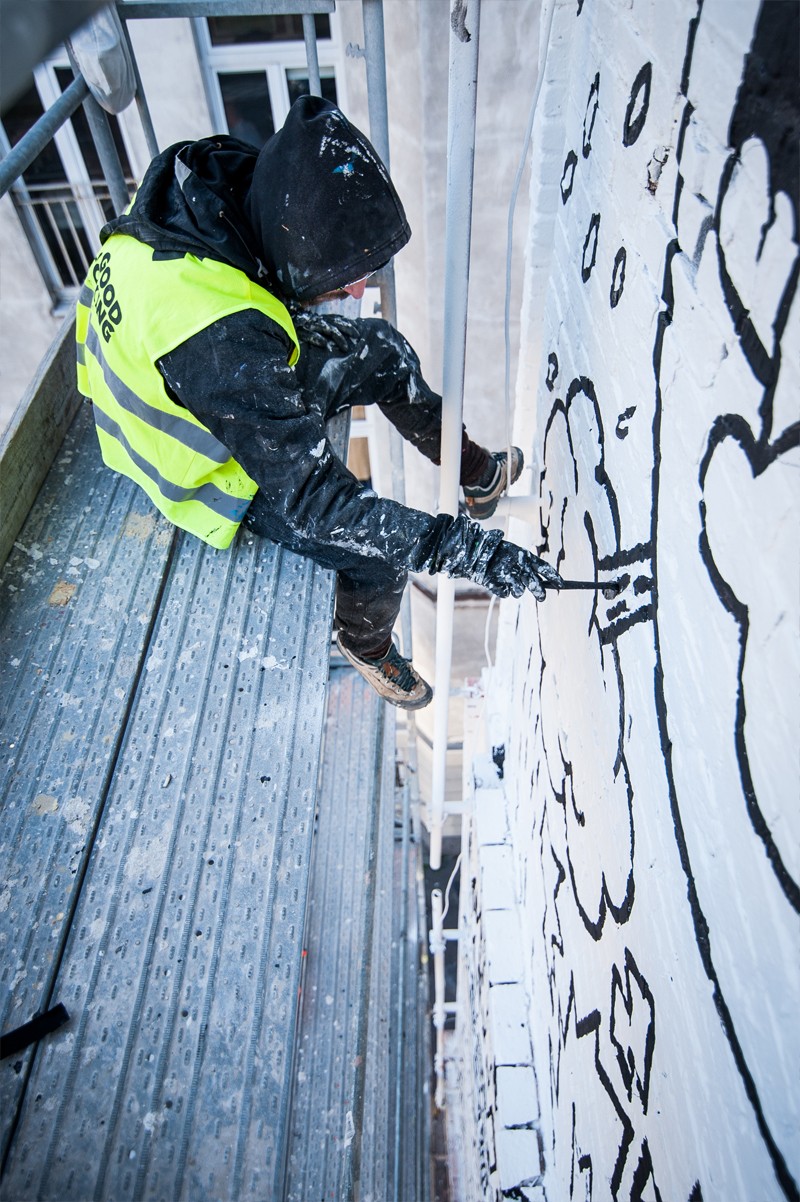 Artysta przy pracy nad muralem Noizzz na rusztowaniu | Make some Noizz | Portfolio