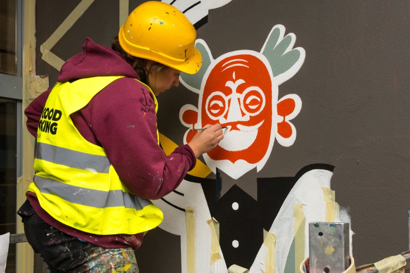 Artystka malująca mural na ścianach dworca Łódź Fabryczna | Ręcznie malowany mural we wnętrzach Dworca Łódź Fabryczna | Portfolio