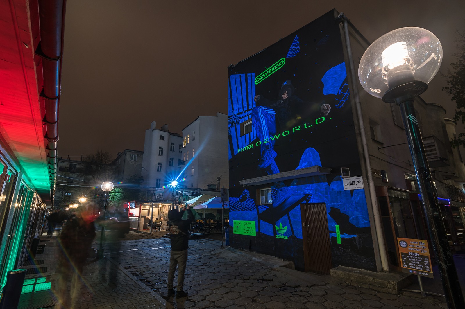 Artystyczny mural z wykorzystaniem farb fluo i UV w Warszawie | Enter OZWORLD | Portfolio