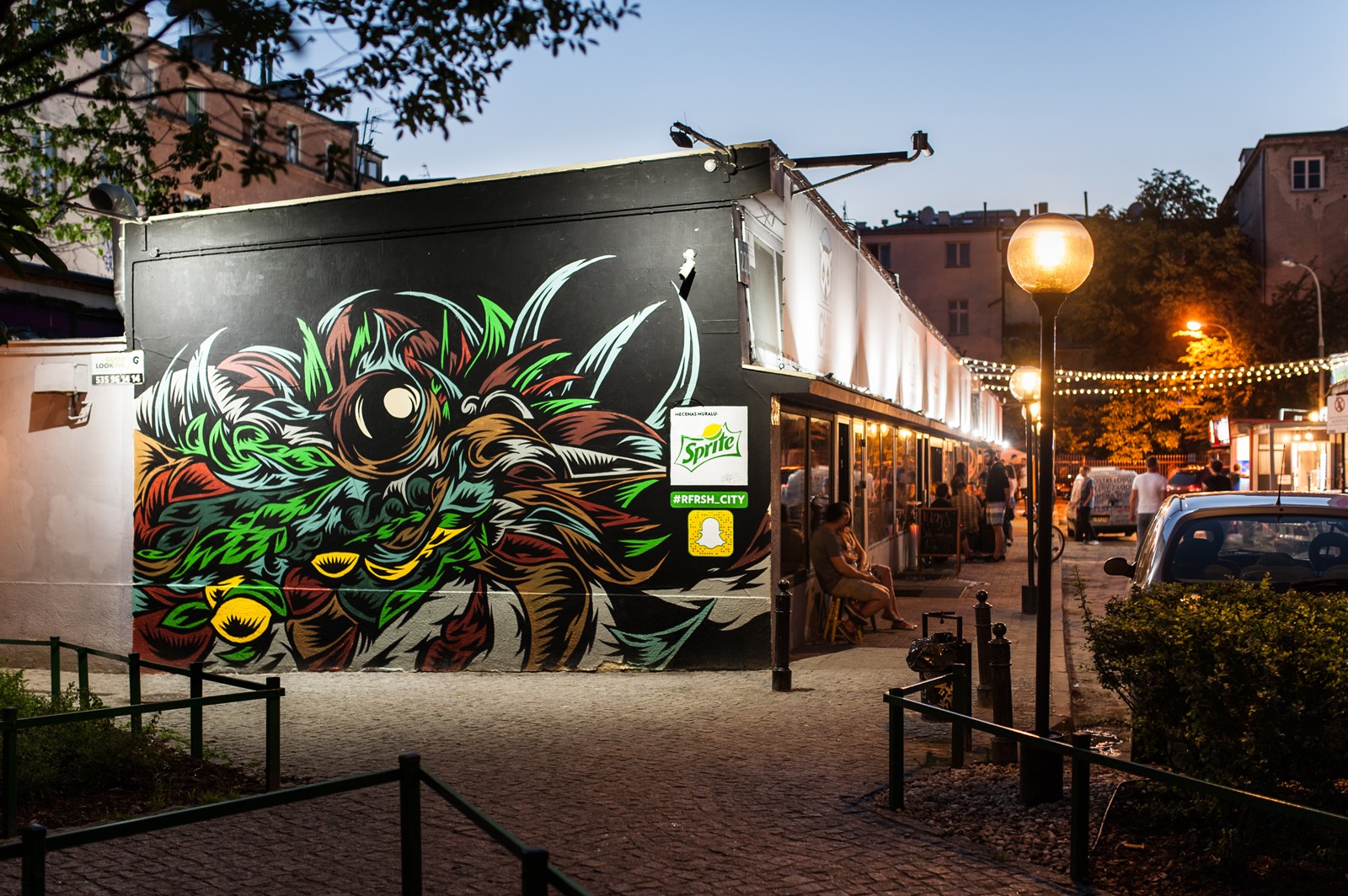 Bary na warszawskich pawilonach z namalowanym muralem reklamowym dla Sprite projektu Swanski | #RFRSH_CITY | Portfolio