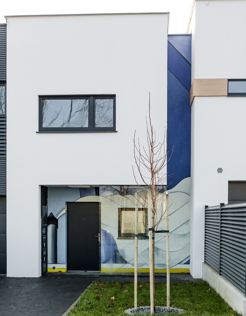 Das Wohngebäude in der Siedlung Futura Park mit einem Kunstwerk | Osiedle Futura Park | Portfolio