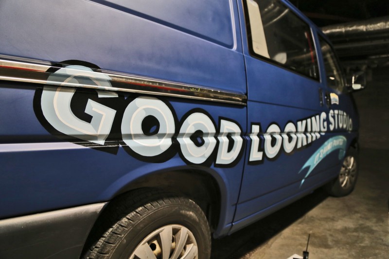Detal ręcznie malowanego brandingu na samochodzie | Branding der Good Looking-Fahrzeuge | Backstage