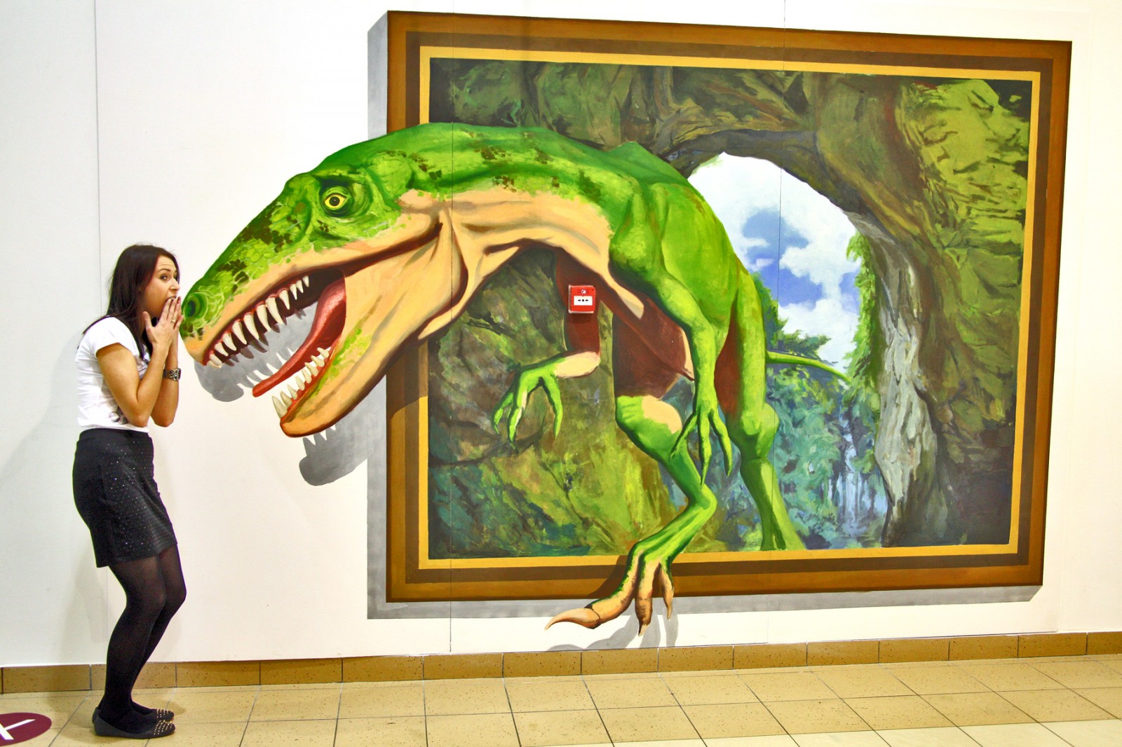Dinozaur CH Plaza Rzeszów 3D Graffiti Mural | Realizacja obrazów 3D na zlecenie Centrum Handlowego Plaza w Rzeszowie | Portfolio