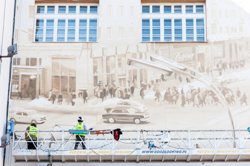 Graffiti reklamowe w centrum Warszawy na zlecenie Grupy Żywiec reklamujące Królewskie Niefiltrowane | Ręcznie malowana kampania reklamowa dla marki Królewskie | Portfolio