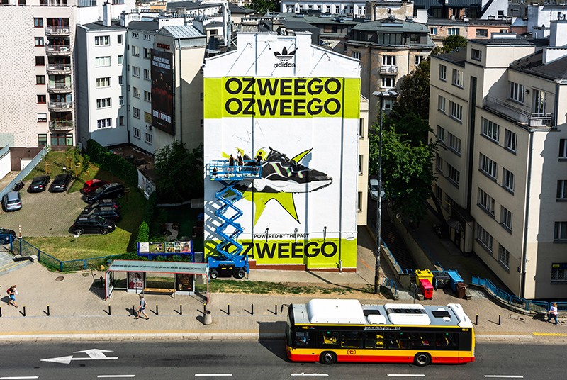 Hand-painted advertisement for Ozweego Adidas at the Politechnika subway in Warsaw | Adidas Ozweego | Portfolio