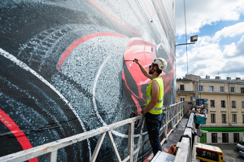 Hand painting an advertising mural on on Dom Towarowy Bracia Jablkowscy located on Bracka street in Warsaw for Mercedes-Benz Polska | Mercedes AMG | Portfolio