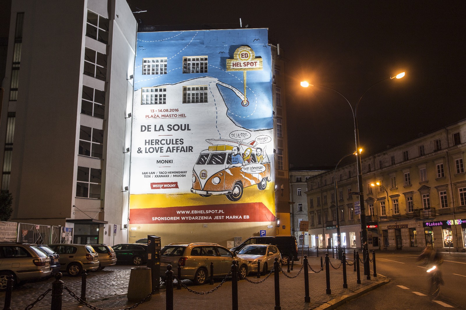 Kaufhaus Dom Towarowy Bracia Jablkowscy von der Seite der Krucza Straße mit einem Mural als Werbung des Festivals EB Hel Spot | EB Hel Spot | Portfolio