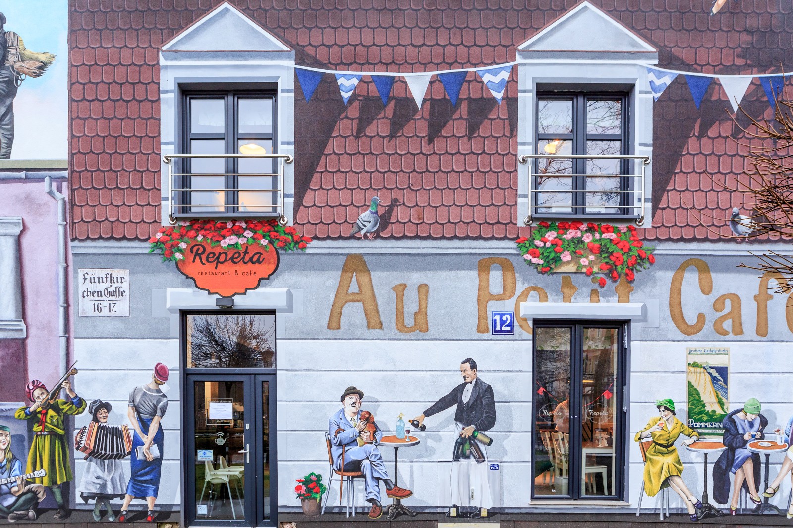 Hand painted cafe on a building wall at 11 Starzynskiego street in Slupsk | Mural artystyczny dla miasta Słupsk przy ulicy Starzyńskiego | Portfolio