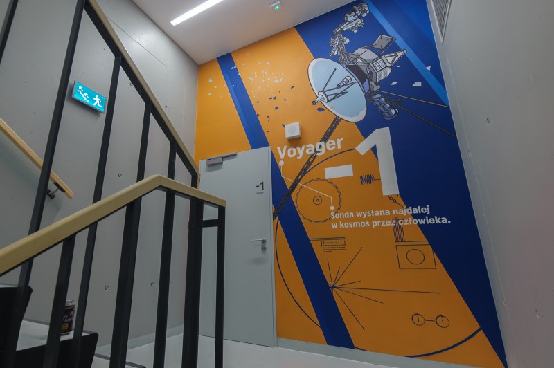 Das Treppenhaus im Bürohaus in Warschau, Wola, mit der gemalten Raumsonde Voyager | PROXIMO | Portfolio
