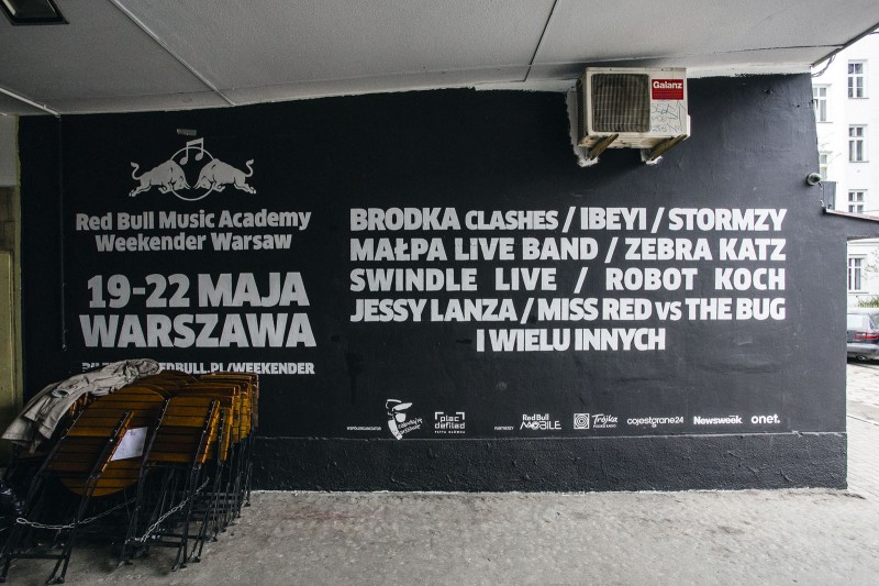 Line-up festiwalu Red Bull Academy Weekender Warsaw namalowany przez artystów na warszawskich pawilonach przy Nowym Świecie | Zlecenie dla RedBull Weekender 2016 | Portfolio