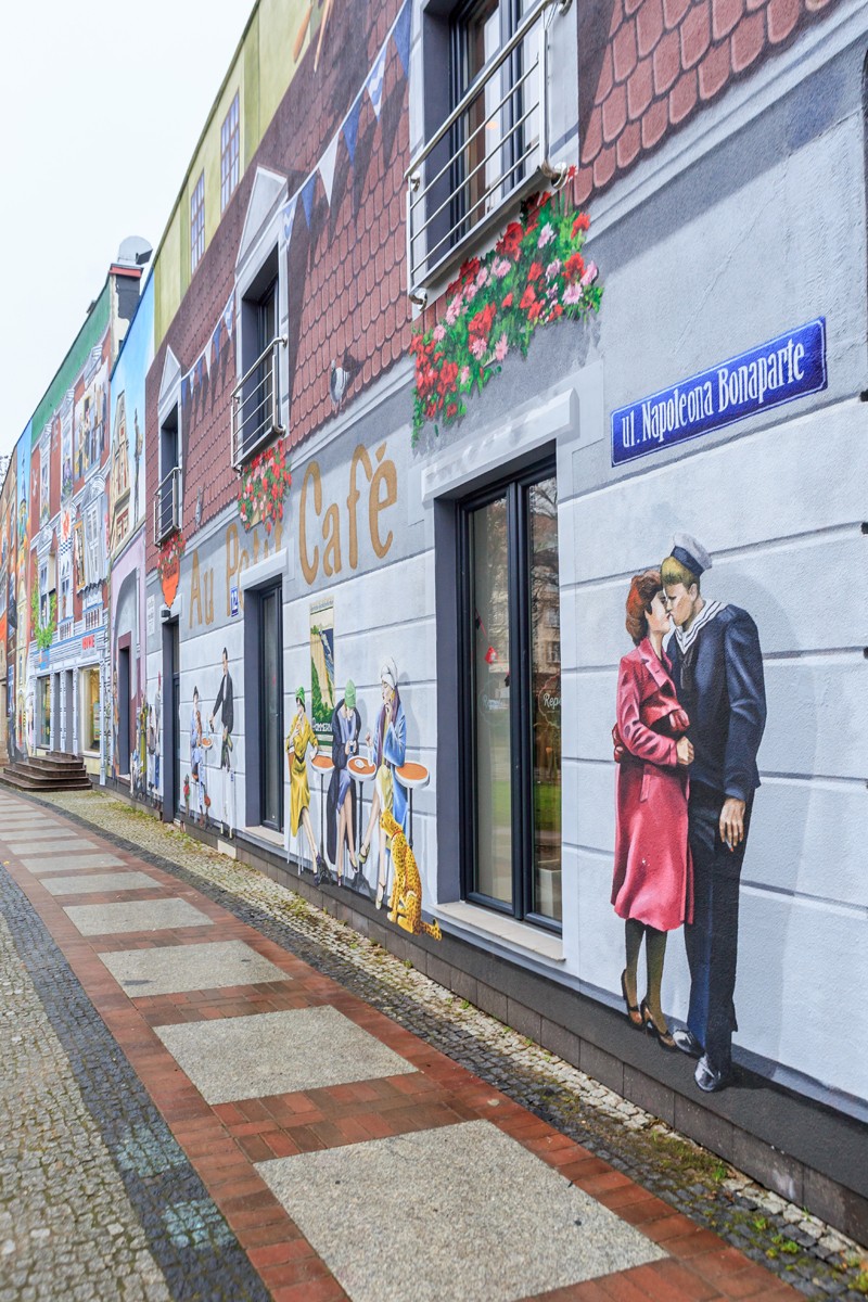 Die an der Fassade eines Gebäudes in der Starzyńskiego-Straße 11 in Stolp gemalten Menschen | Mural artystyczny dla miasta Słupsk przy ulicy Starzyńskiego | Portfolio