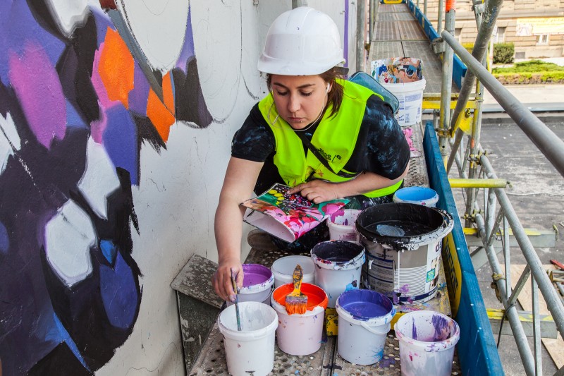 Malarka przy pracy podczas malowania muralu dla marki Costa Coffee | kampania murali dla Costa Coffee - Polscy ilustratorzy | Portfolio