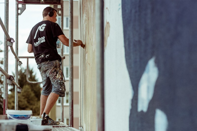 Malarz maluje graffiti 3D zaprojektowany przez Jarosława Kukowskiego | Mural dla miasta Tczewa | Portfolio