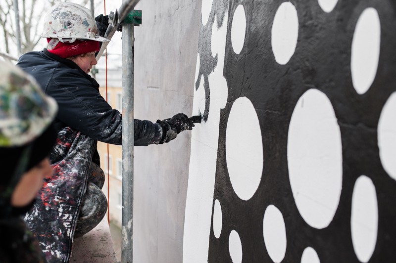 Malarze podczas prac przy malowidle ściennym przy ulicy Pięknej | Ja. Bez ograniczeń | Portfolio