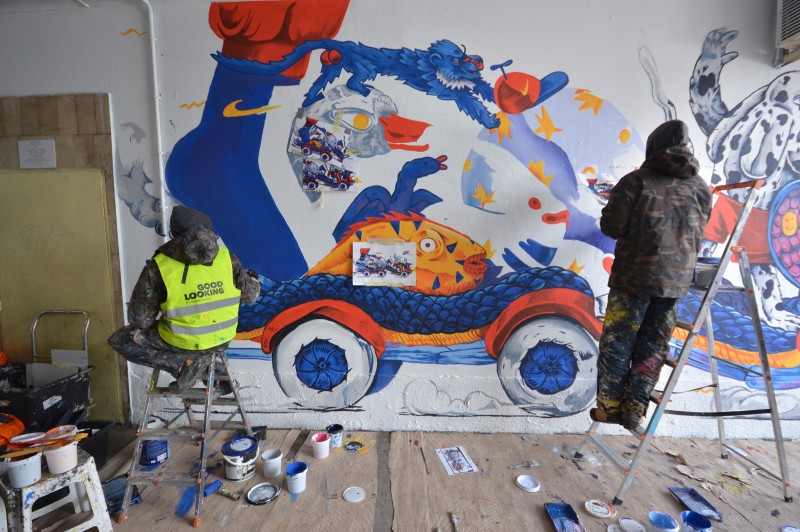 Malowanie muralu projektu Lis Kuli w przejściu warszawskich pawilonów na Nowym Świecie przez polskich artystów | Jan Kallwejt, Lis Kula oraz Swanski - AirMax Day 2016 | Portfolio