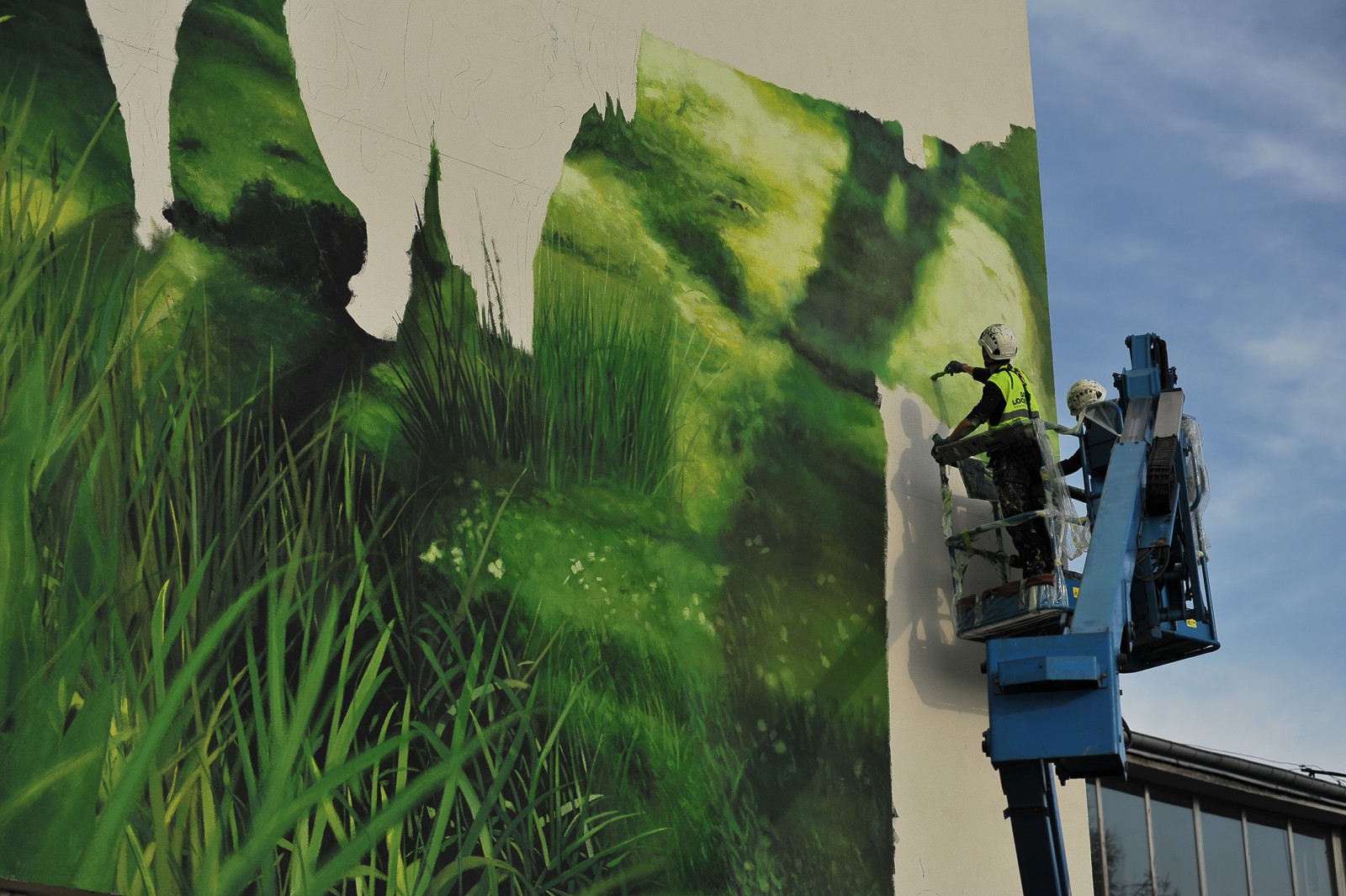 Malowanie muralu przy fabryce Polmos w Białymstoku produkującej wódkę Żubrówka | Mural wizerunkowy w Białymstoku na zlecenie Żubrówka | Portfolio