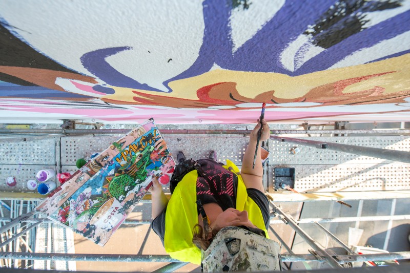 Malen eines Wandbildes auf einem Gerüst an dem Gebäude in der Morska Straße 2 in Gdingen | 1. Geburtstag Costa Coffee | Portfolio