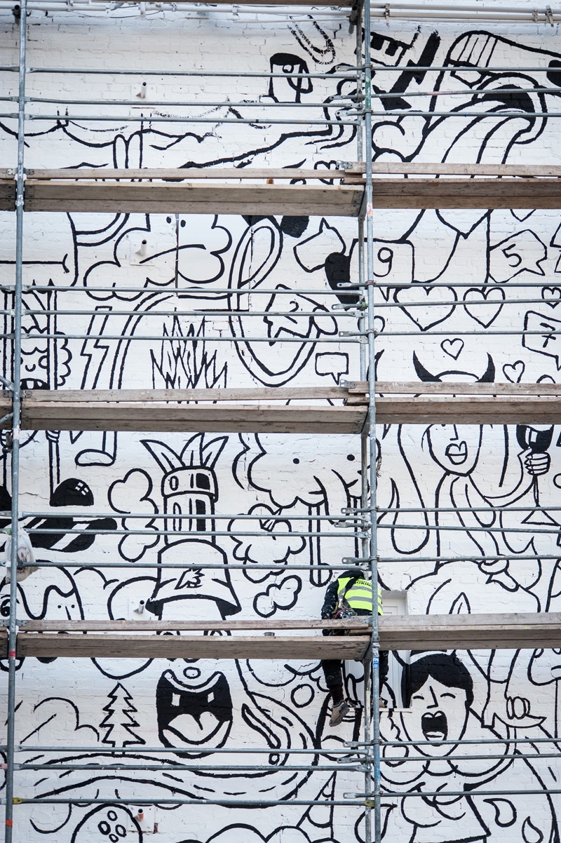 Malowanie muralu z rusztowań na ul. Polnej w Warszawie - Make Some Noizz | Make some Noizz | Portfolio