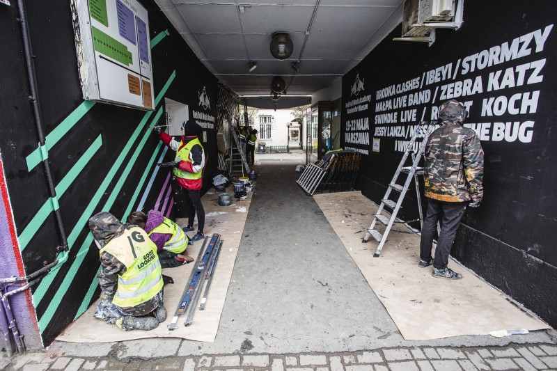 Painting a passageway on Nowy Swiat pavilions in Warsaw for the Red Bull Music Academy Warsaw 2016 | Red Bull Weekender 2016 | Portfolio