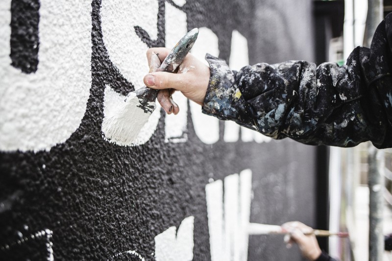 Malen eines großflachigen Kunstwerkes an der Fassade in Warschau zur dritten Edition des Festivals Red Bull Music Academy Weekender | Red Bull Weekender 2016 | Portfolio