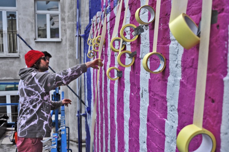 Malowanie ściany Polna 40 w Warszawie dla marki Redbull Weekender | Malowana kampania reklamowa Red Bull Weekender | Portfolio
