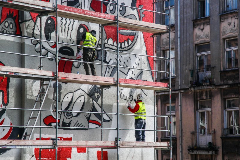 Malowanie ściany dla marki Coca Cola obchody stulecia butelki Pierwszy Pocałunek | Seria murali na zamówienie Coca Cola | Portfolio