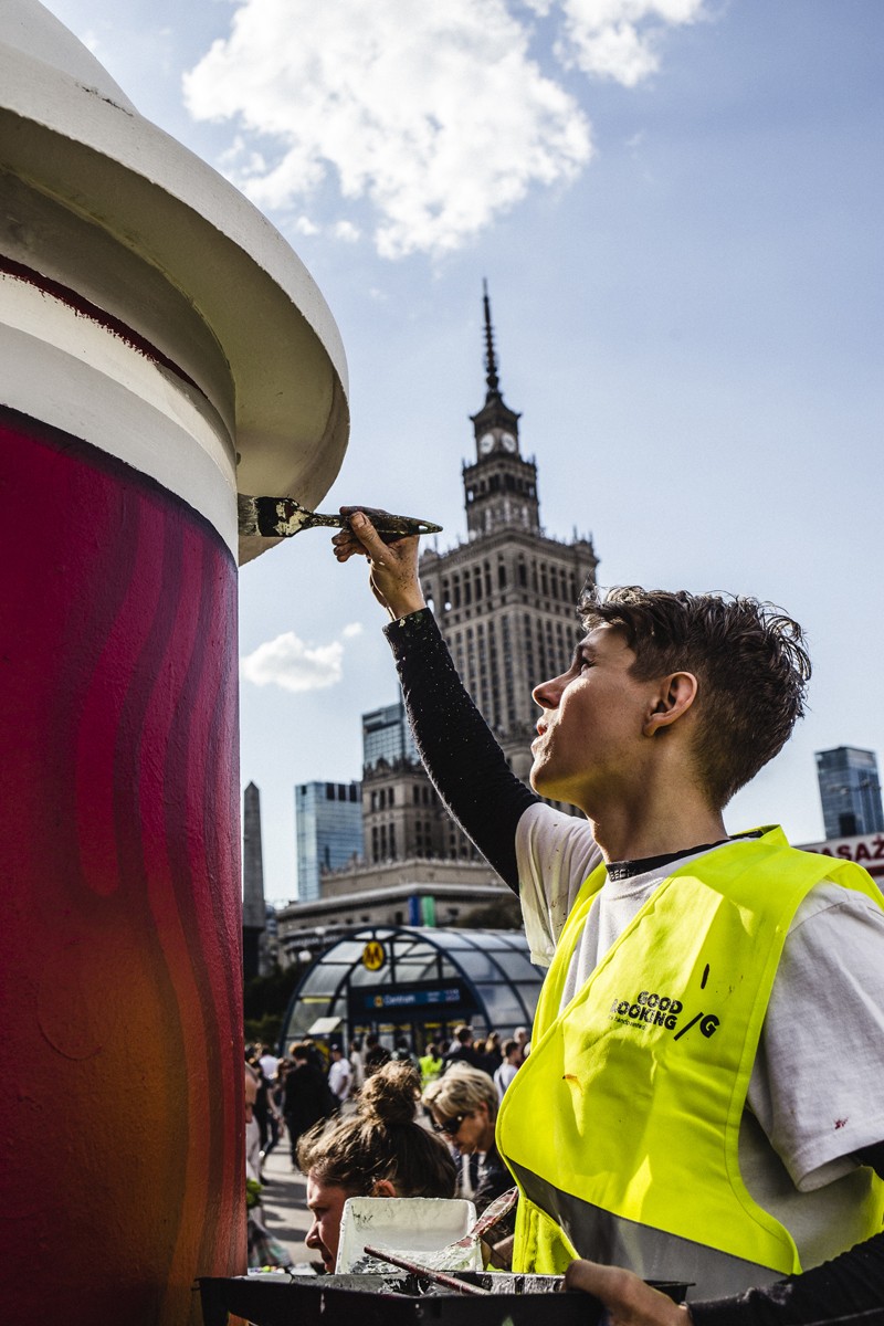 Painting an advertising column next to the Metro Centrum station in Warsaw by an Academy of Fines Arts artist nearby the Palace of Culture and Science for Costa Coffee brand | Costa Coffee's 1st Birthday | Portfolio