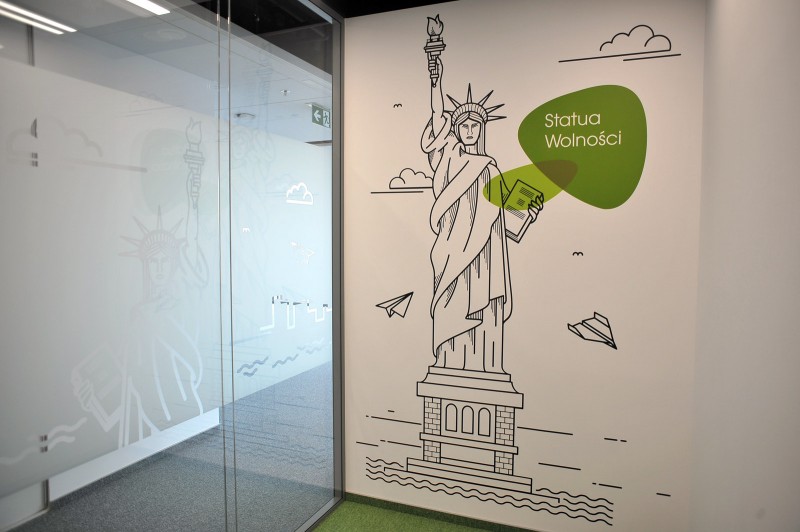 Painting on the wall in Provident headquarters in Warsaw | Headquarters and Call Center | Portfolio