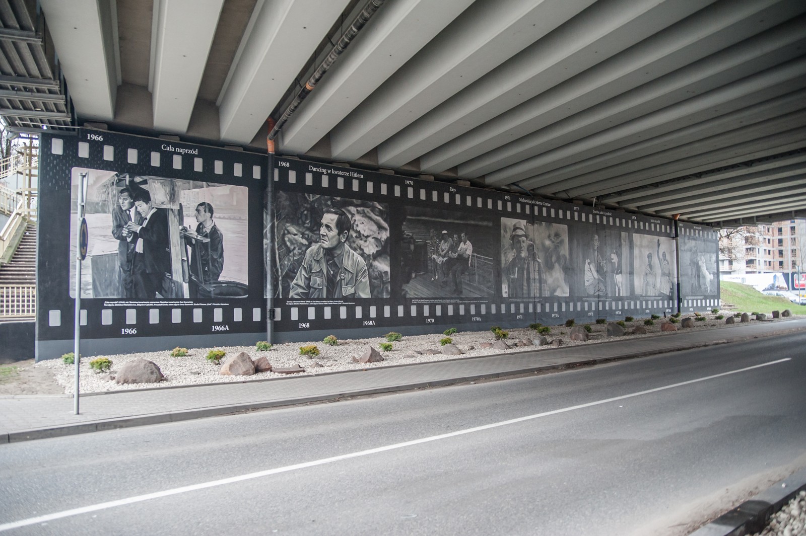 Wall painting with movie stills Klopot street in Warsaw next to Arkadia | Jan Himilsbach i Zdzislaw Maklakiewicz | Portfolio