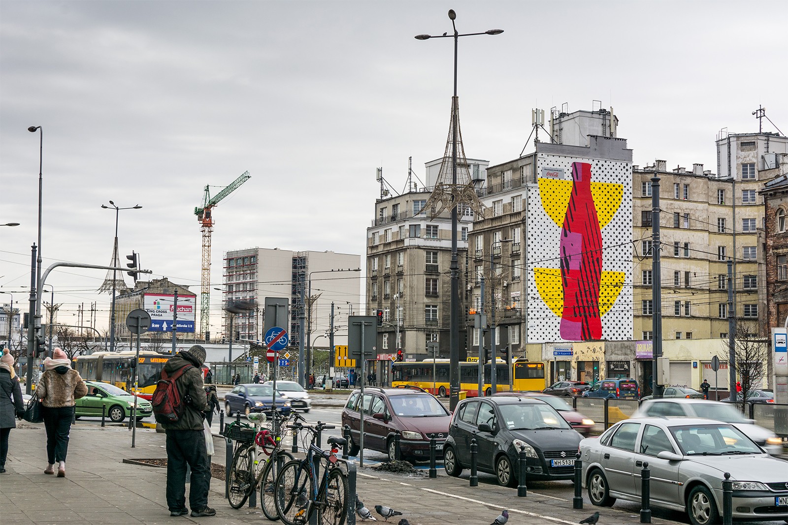 Mural Coca Cola na warszawskiej pradze zaprojektowany przez Piotra Młodożenieca | Ikona powraca | Portfolio