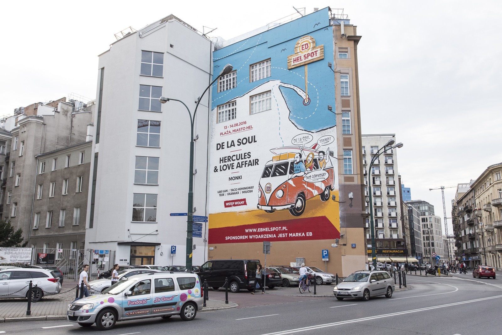 Mural na ulicy Brackiej 25 w Warszawie dla Grupy Żywiec reklamujący festiwal EB Hel Spot z występem De La Soul, Hercules & Love Affair | Festiwal EB Hel Spot - mural na ścianie Domu Towarowego Bracia Jabłkowscy | Portfolio