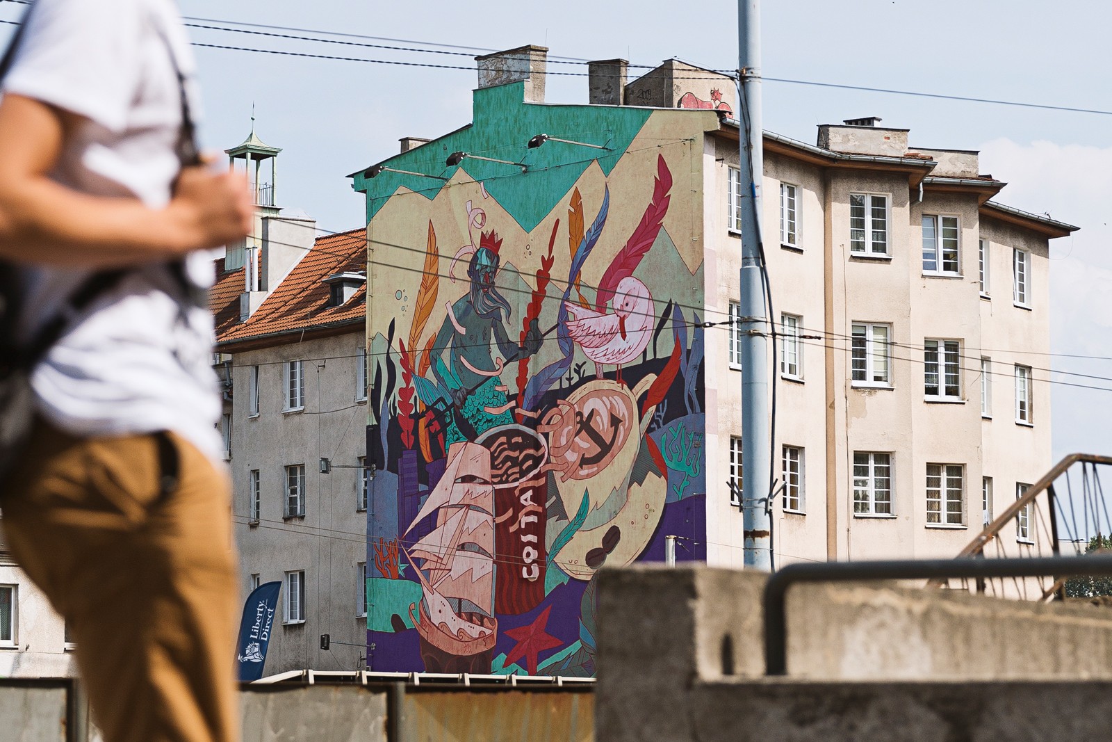 Mural projektu Patryka Hardzieja kojarzący się z Trójmiastem przy ulicy Morskiej 2 w Gdyni | kampania murali dla Costa Coffee - Polscy ilustratorzy | Portfolio
