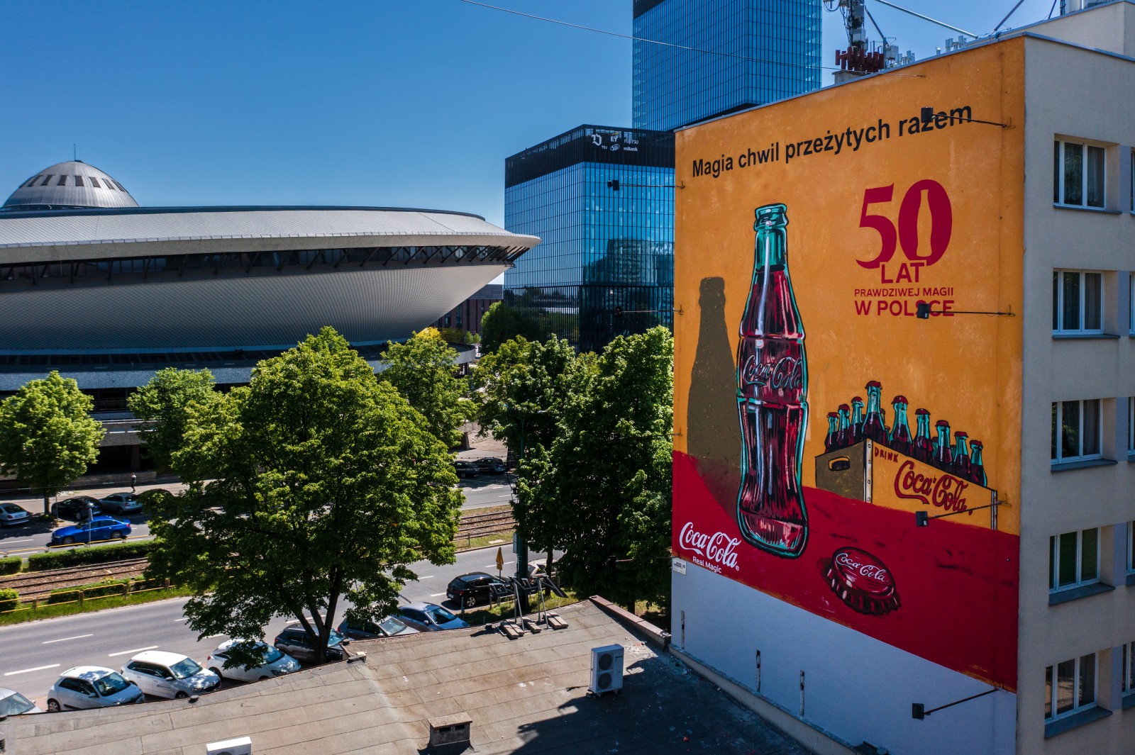 Mural reklamowy dla Coca-Coli na ulicy Francuskiej w Katowicach | 50 lat prawdziwej magii w Polsce (retro) | Portfolio