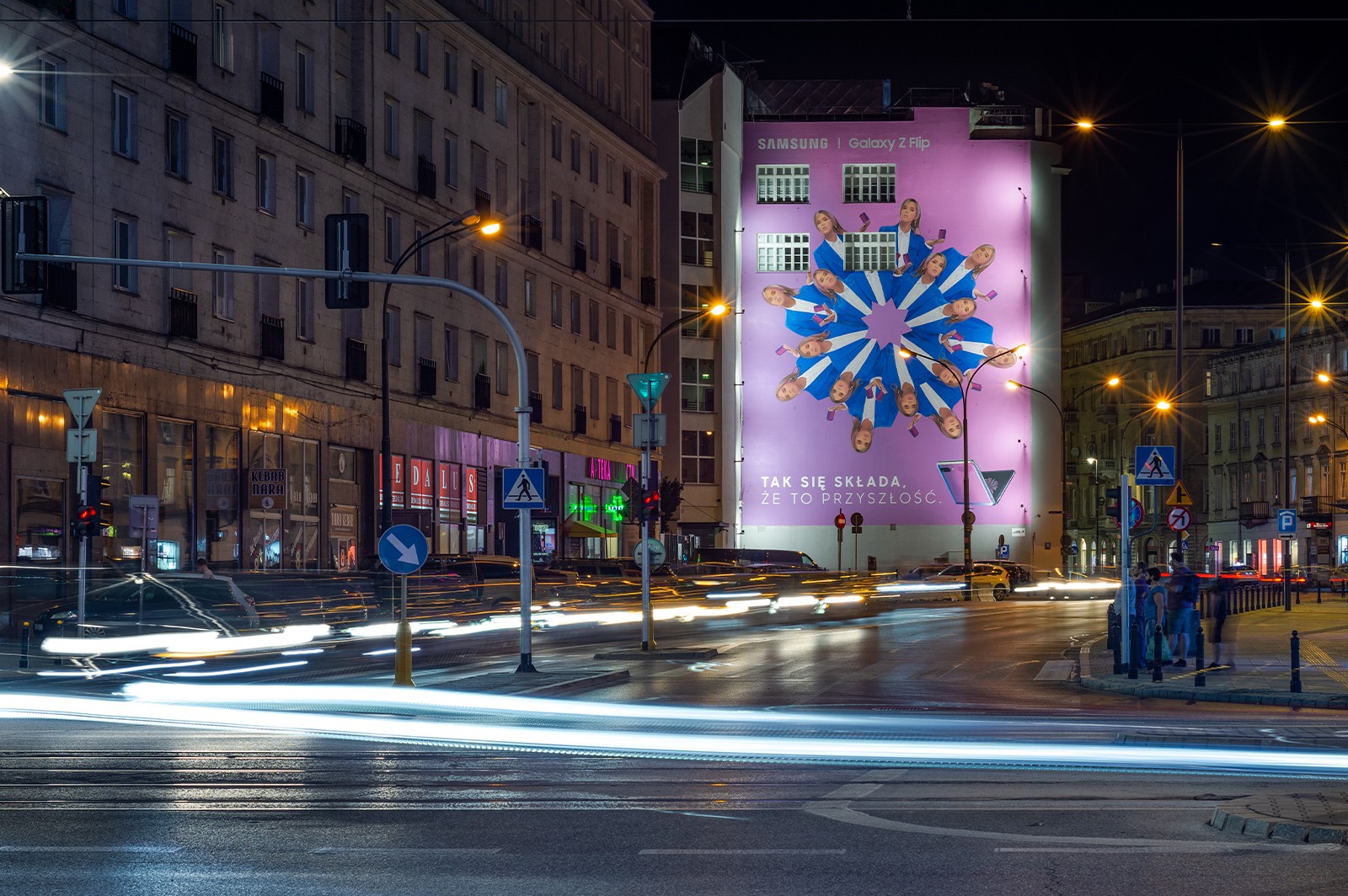Mural reklamowy dla Samsung Polska na ulicy Brackiej w Warszawie | Samsung Galaxy Z Flip | Portfolio