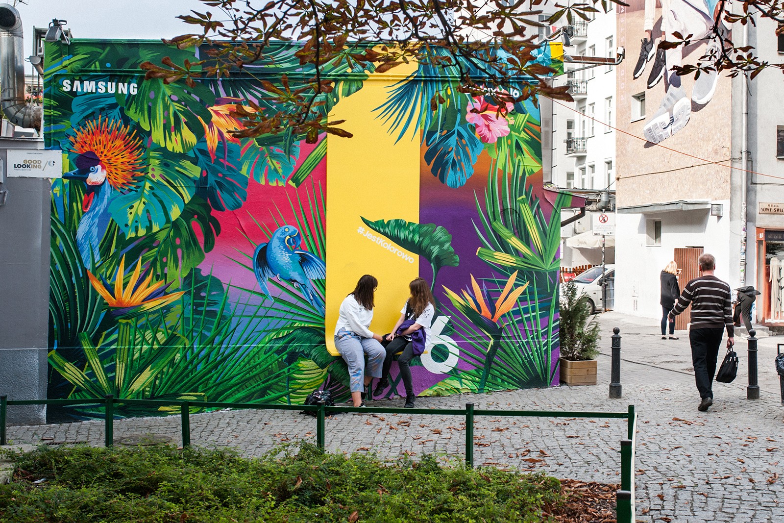 Mural reklamowy dla marki Samsung promujący telefon Galaxy J6 w Warszawie na pawilonach.jpg | Galaxy J6 | Portfolio