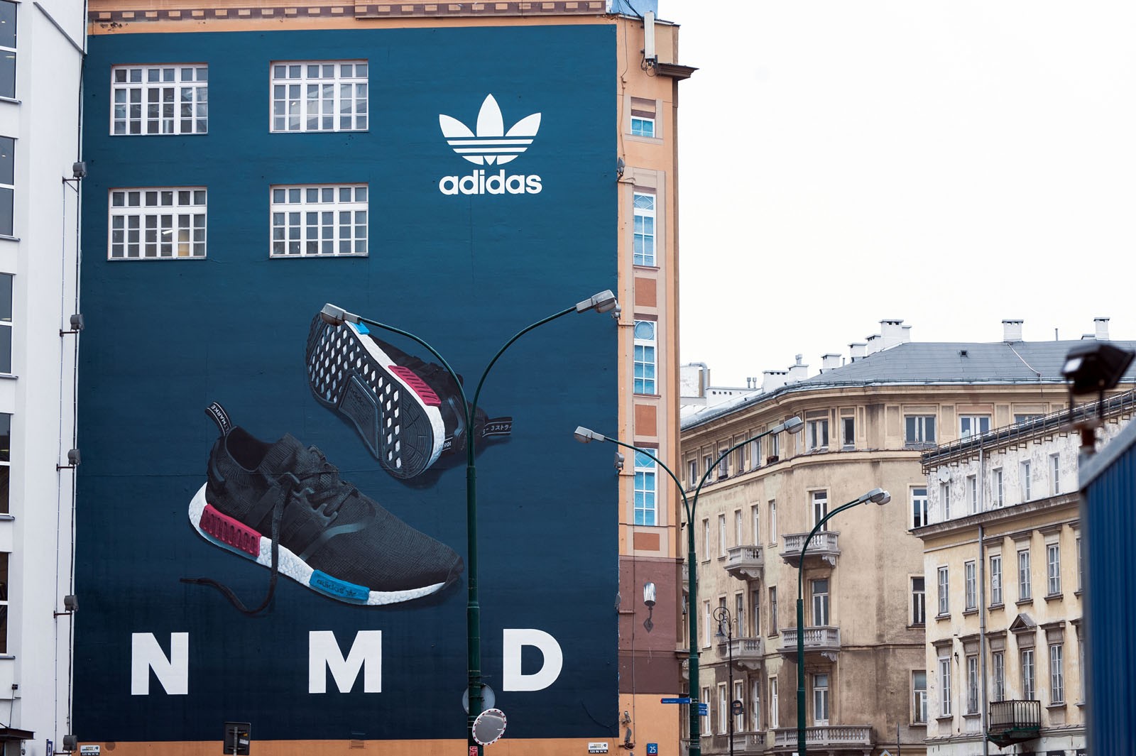 Mural reklamowy dla marki adidas w Warszawie na ulicy Brackiej przed polską premierą butów NMD | muralowa reklama premiery NMD adidas Originals | Portfolio