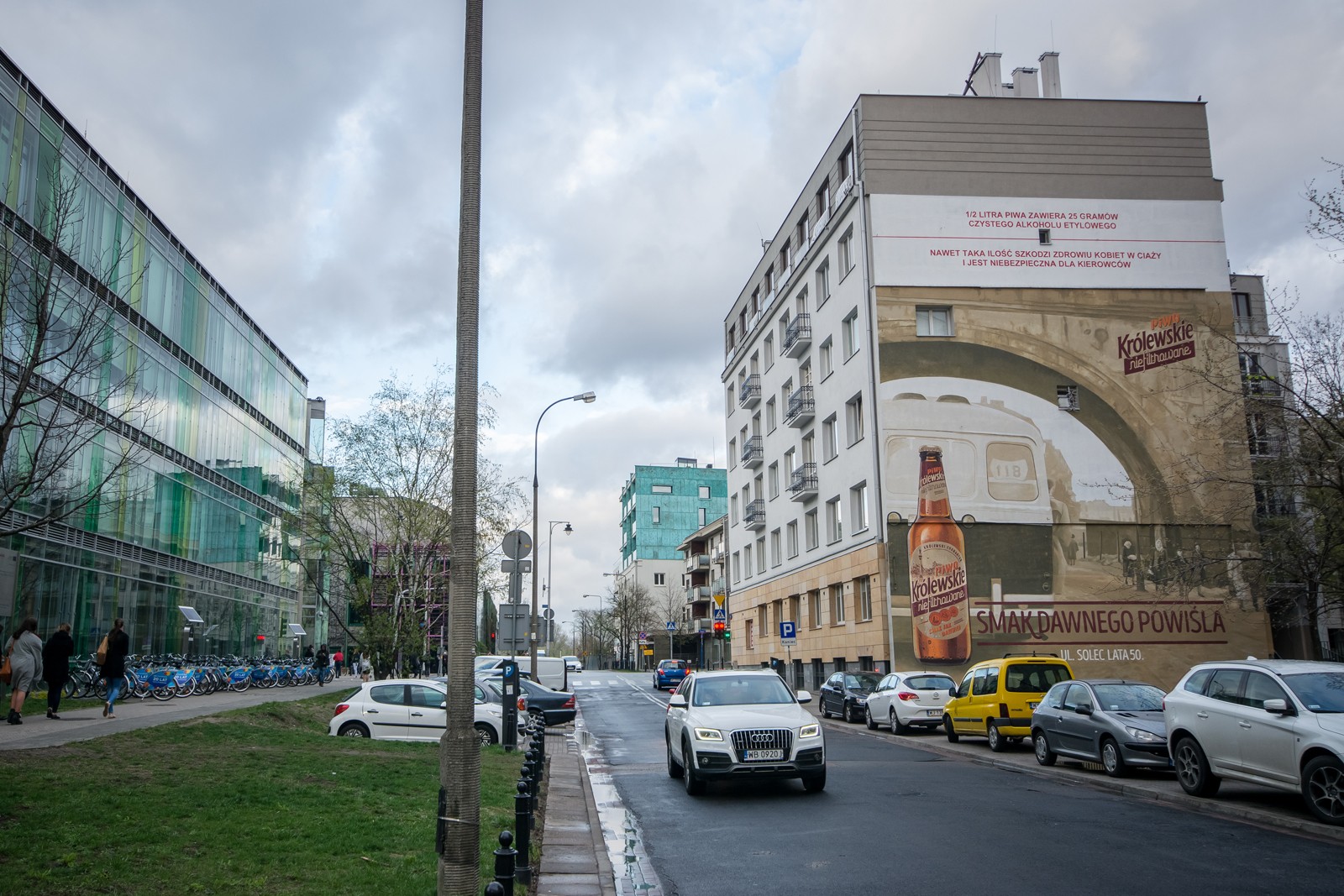 Mural reklamowy na ulicy Lipowej w Warszawie na Powiślu z piwem Królewskim Niefiltrowanym | Ręcznie malowana kampania reklamowa dla marki Królewskie | Portfolio