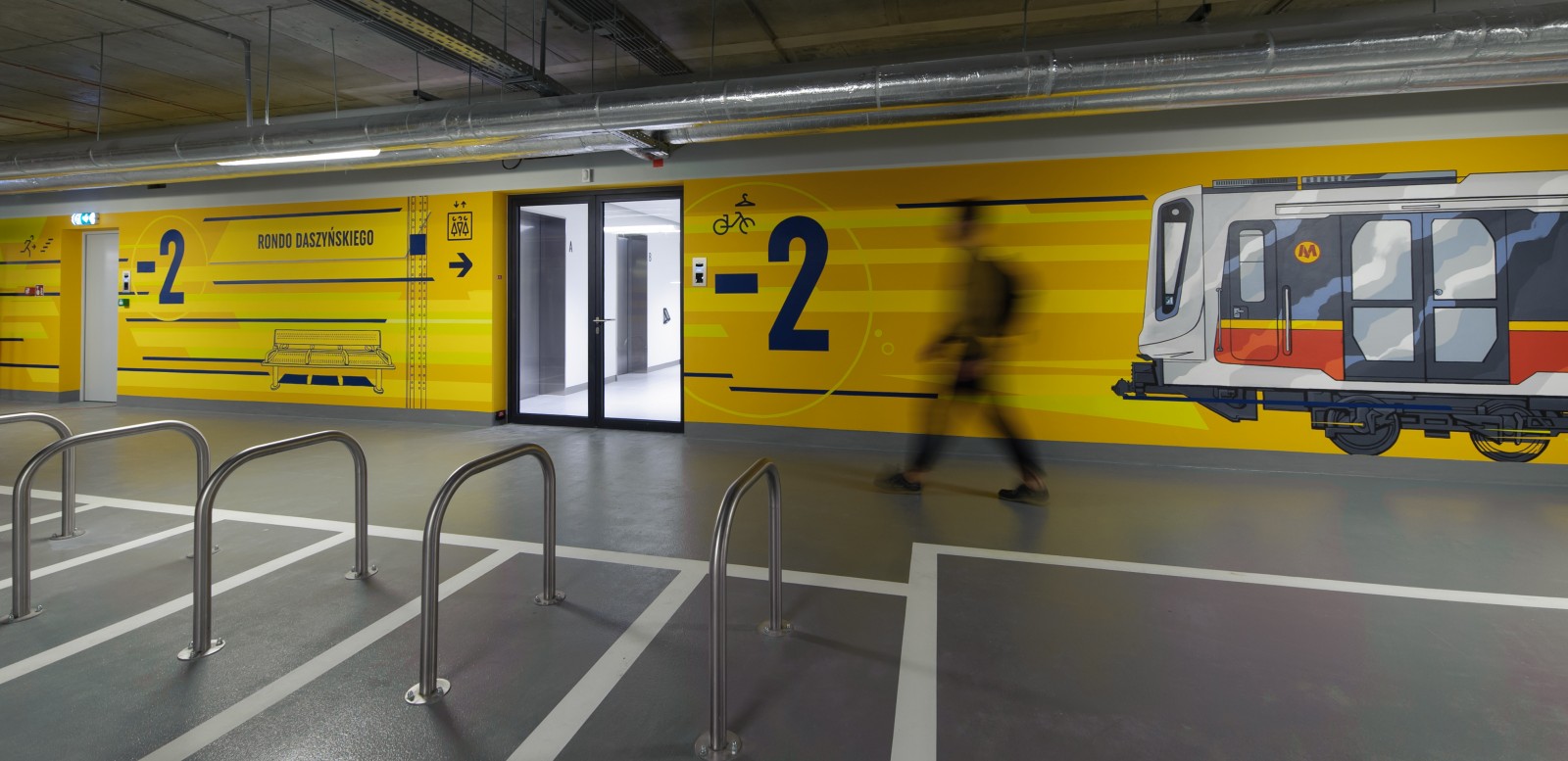 Gemalte Metrostation Rondo Daszyńskiego in Warschau an der Wand der Garage im Bürohaus Proximo, ul. Przyokopowa | PROXIMO | Portfolio