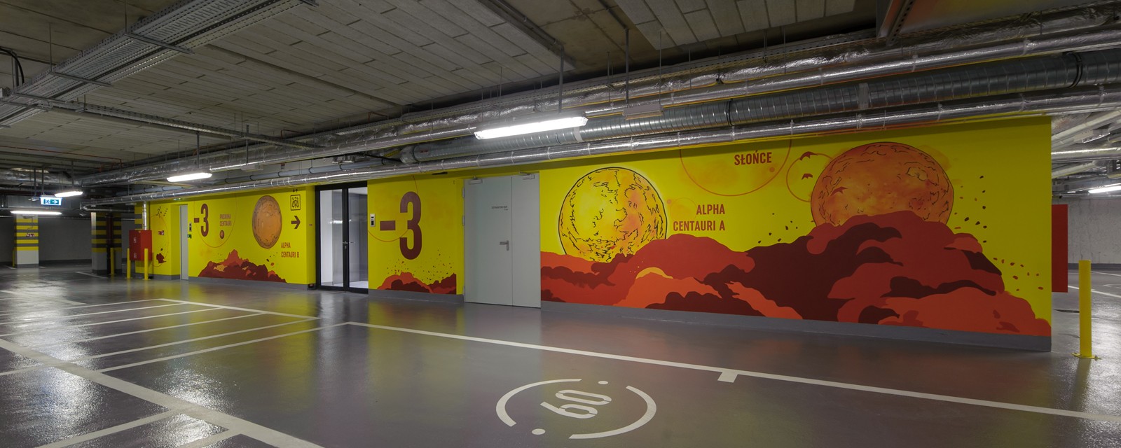 Gemalte Sonne und Sterne an den Wänden einer Garage im Warschauer Bürohaus Proximo | PROXIMO | Portfolio
