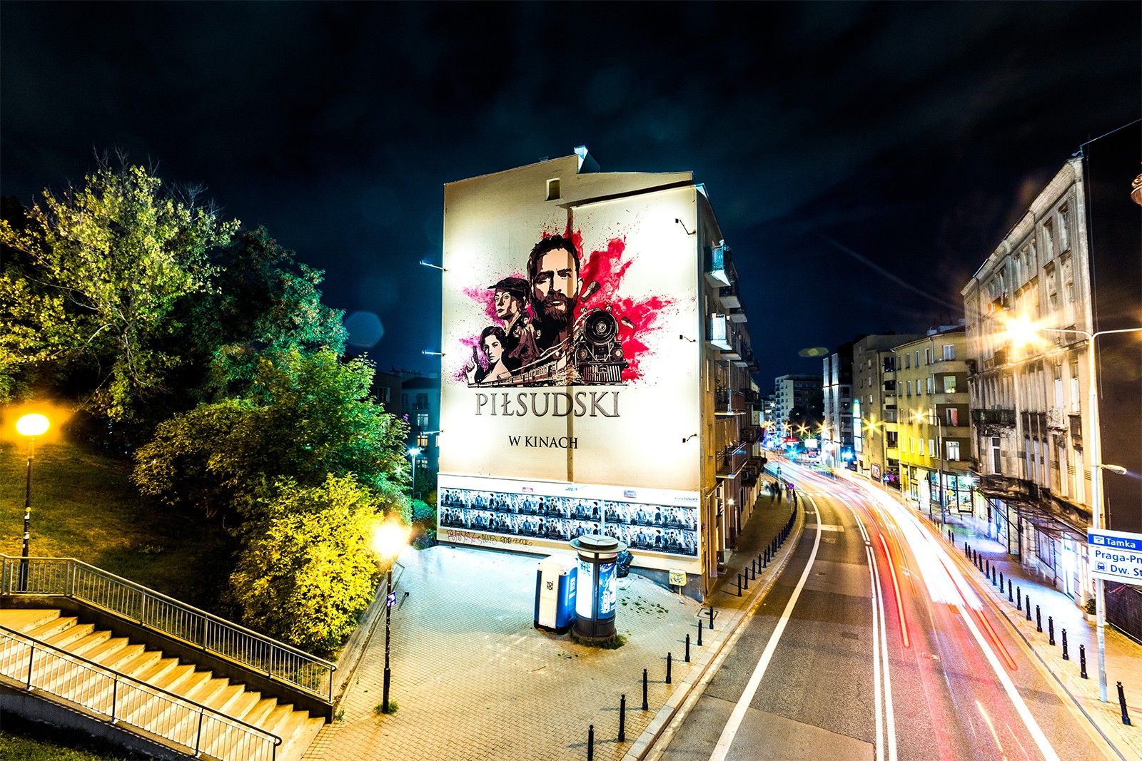 Nocna odsłona muralu promującego film 
